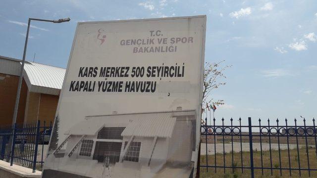 Kars’ta 1,5 milyon TL’ye mal olan olimpik havuz belediyeden yol bekliyor