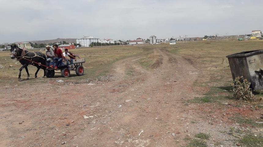 Kars&rsquo;ta 1,5 milyon TL&rsquo;ye mal olan olimpik havuz belediyeden yol bekliyor