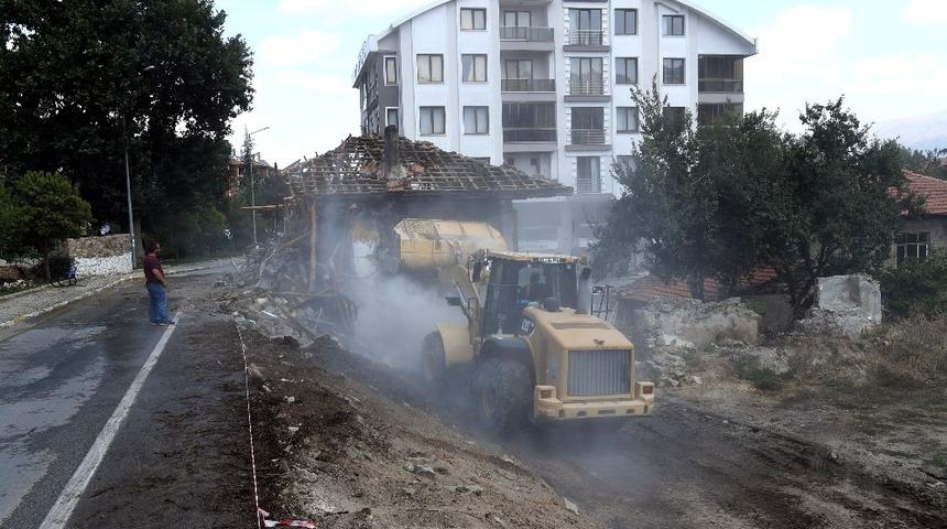 Isparta&rsquo;da trafik g&uuml;venliğini zora sokan m&uuml;stakil ev belediye tarafından yıkıldı