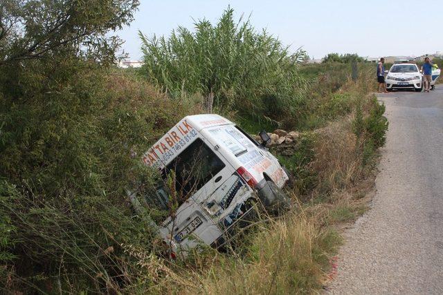 Kamyonet,  yağmur suyu tahliye kanalına devrildi