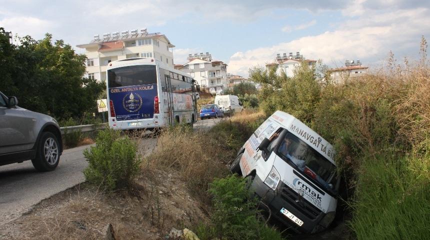 Kamyonet,  yağmur suyu tahliye kanalına devrildi