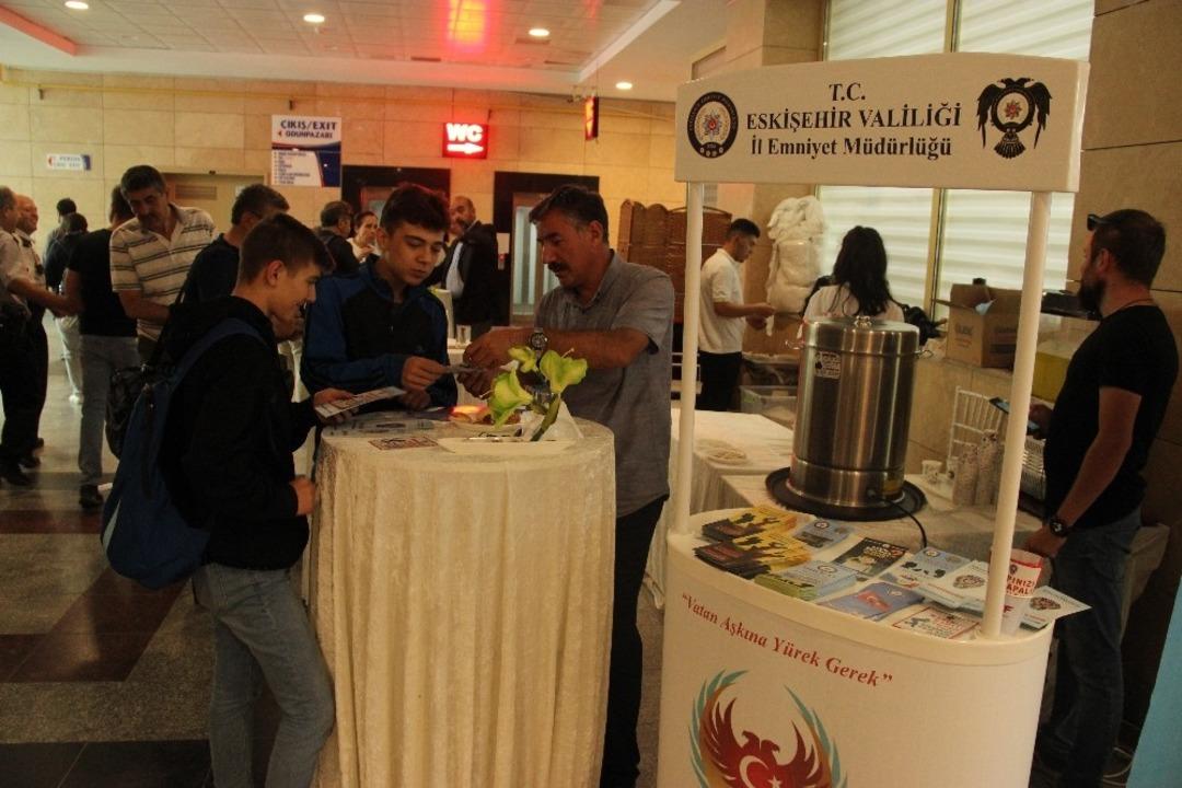 Eskişehir polisi &ccedil;i&ccedil;eği burnunda &uuml;niversite &ouml;ğrencileri i&ccedil;in bilgilendirme stadı a&ccedil;tı