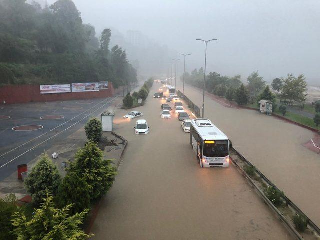 Zonguldak'ta sağanak; araçlar yolda kaldı