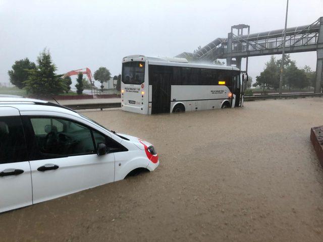 Zonguldak'ta sağanak; araçlar yolda kaldı