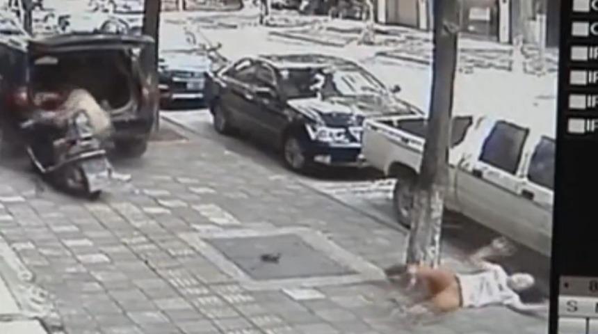 Boşanma duruşması &ouml;ncesi karısına motorla &ccedil;arpıp, palayla saldırdı