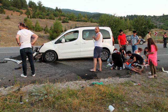 Hafif ticari araçla otomobil çarpıştı: 1 ölü, 8 yaralı