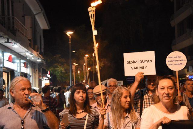 İzmir'de, Marmara Depremi'nin 20'nci yıldönümü nedeniyle meşaleli yürüyüş