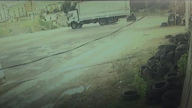 Sultanbeyli de kamyonunun motosikletteki iki kişiyi ezme anı kamerada 1