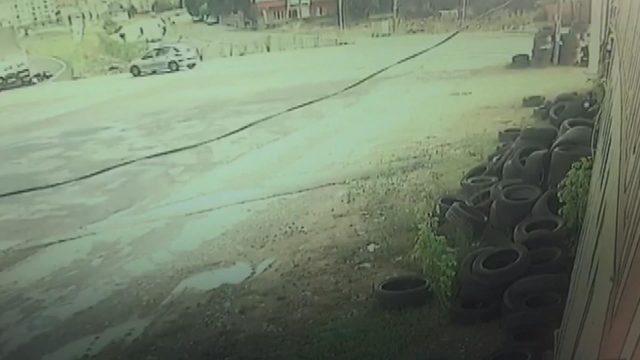 Sultanbeyli de kamyonunun motosikletteki iki kişiyi ezme anı kamerada 3