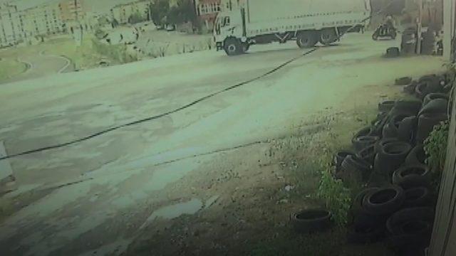 Sultanbeyli'de kamyonunun motosikletteki iki kişiyi ezme anı kamerada