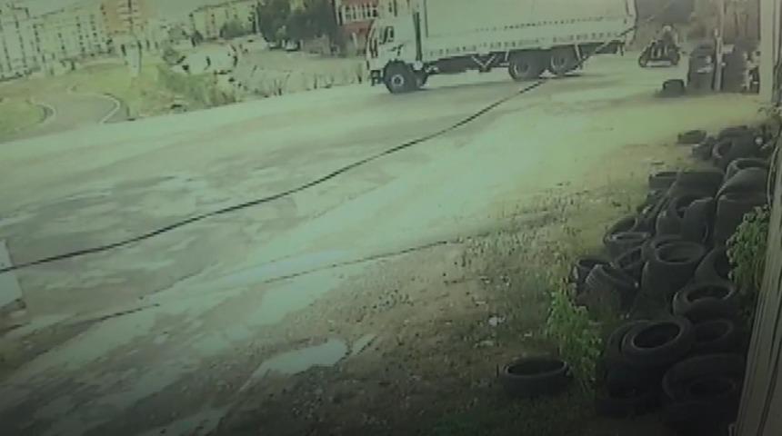 Sultanbeyli'de kamyonunun motosikletteki iki kişiyi ezme anı kamerada