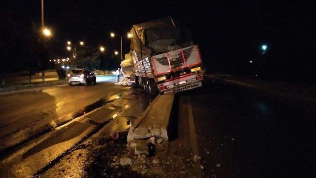 Parke yüklü tır refüje çarptı