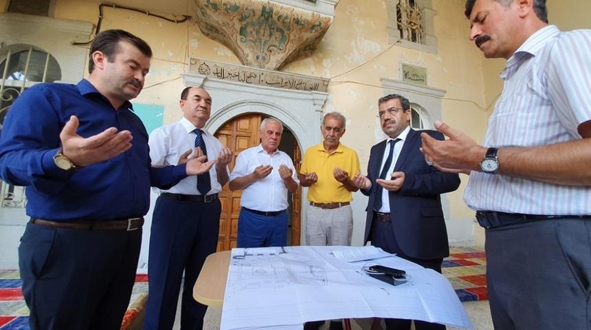 Tarihi camide restorasyon &ccedil;alışmaları dualarla başladı
