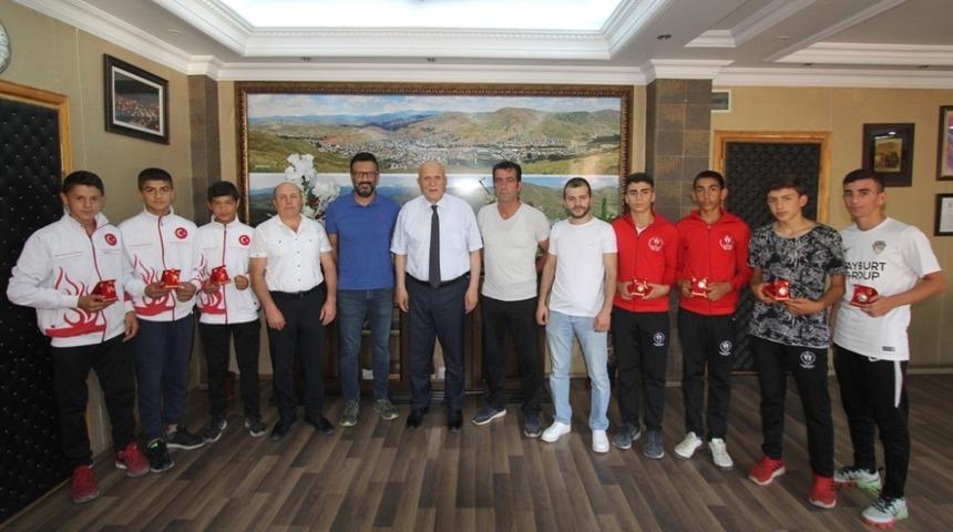 Başkan Pekmezci başarılı sporcuları altınla &ouml;d&uuml;llendirdi