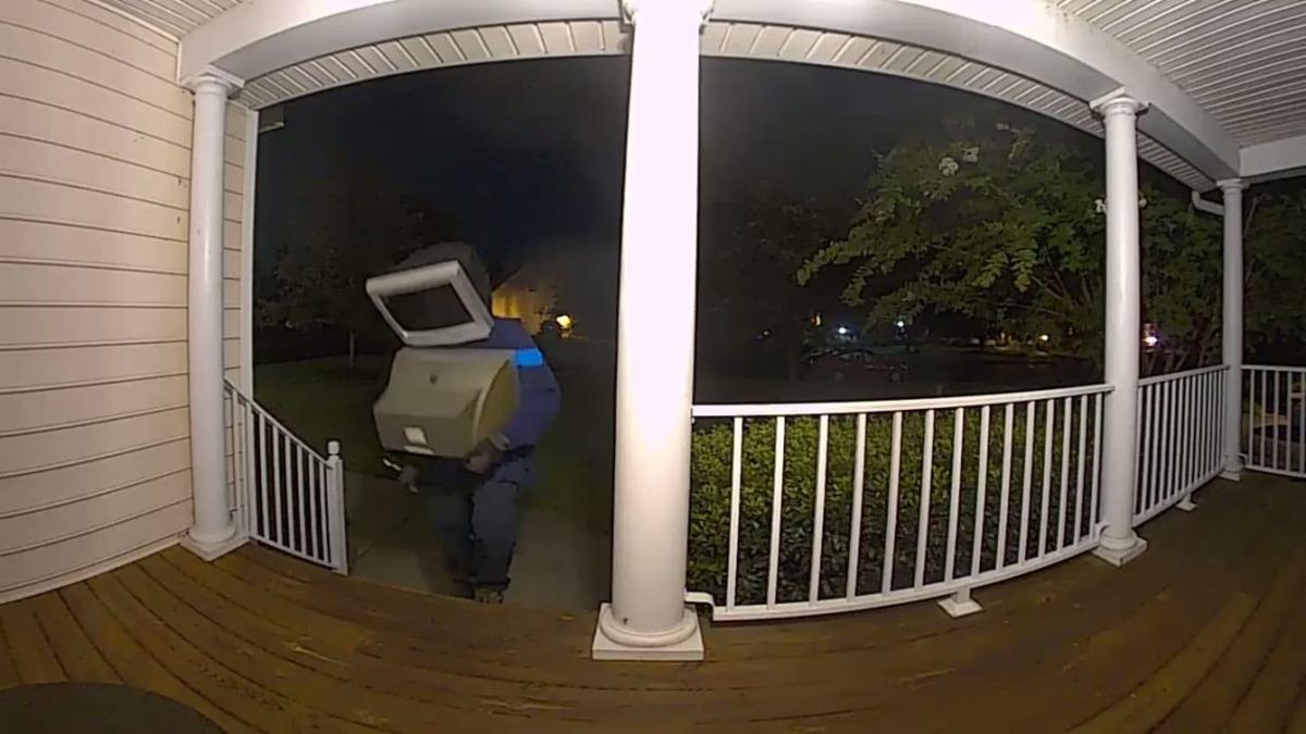 60 evin kapısına eski televizyon bırakan gizemli adam!