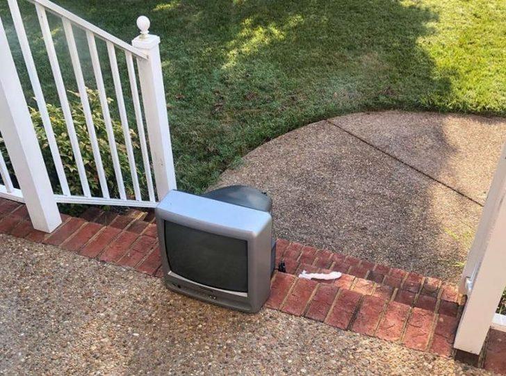 60 evin kapısına eski televizyon bırakan gizemli adam! G4