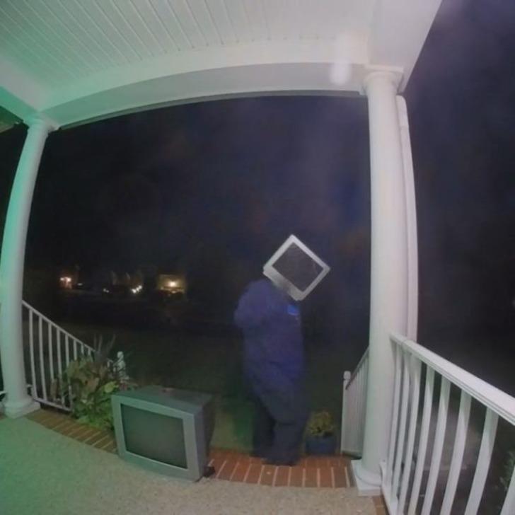 60 evin kapısına eski televizyon bırakan gizemli adam! G5