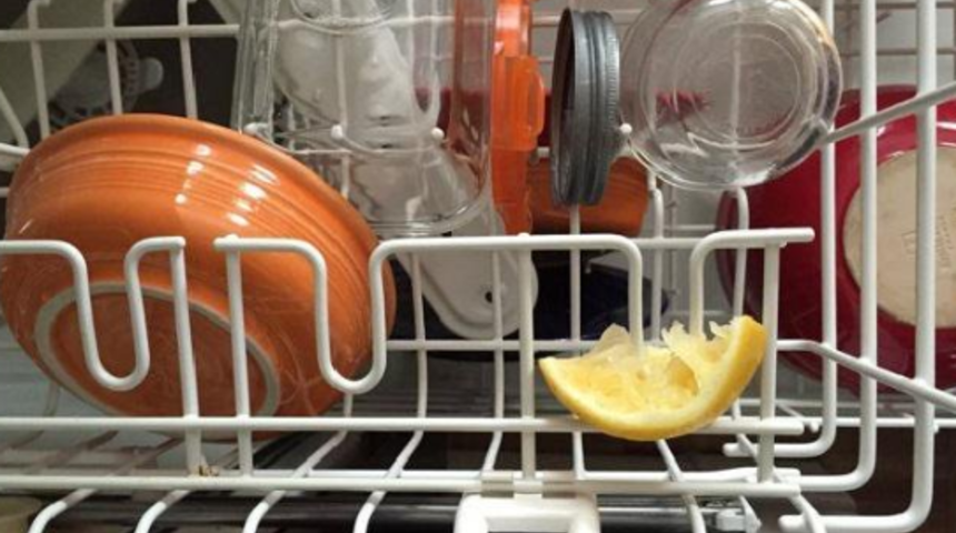 Bulaşık makinesinin içine yarım limon koyun! Bakın neler olacak