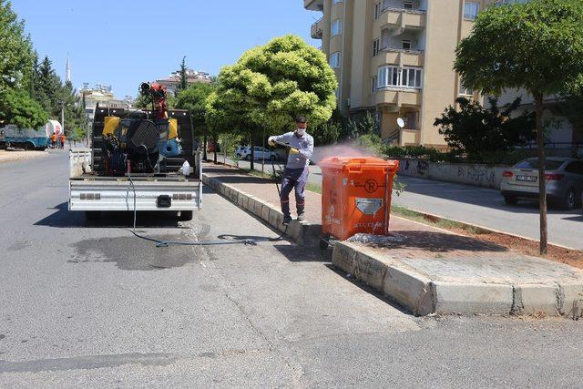 Büyükşehir, 25 bin 300 çöp konteynerini ilaçladı