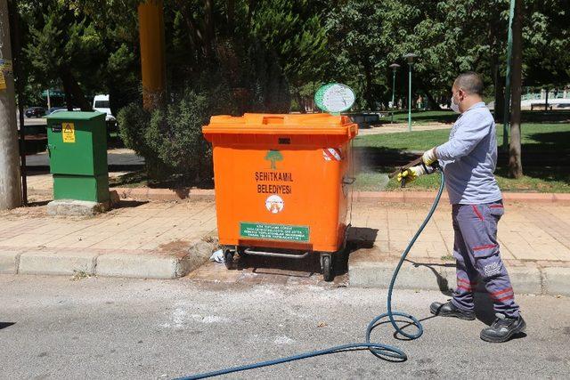 Büyükşehir, 25 bin 300 çöp konteynerini ilaçladı