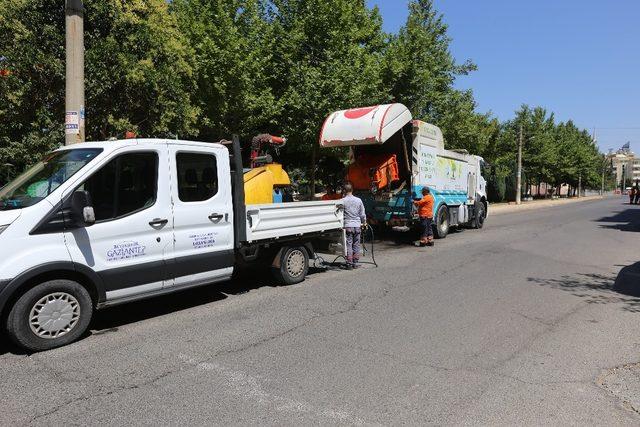 Büyükşehir, 25 bin 300 çöp konteynerini ilaçladı