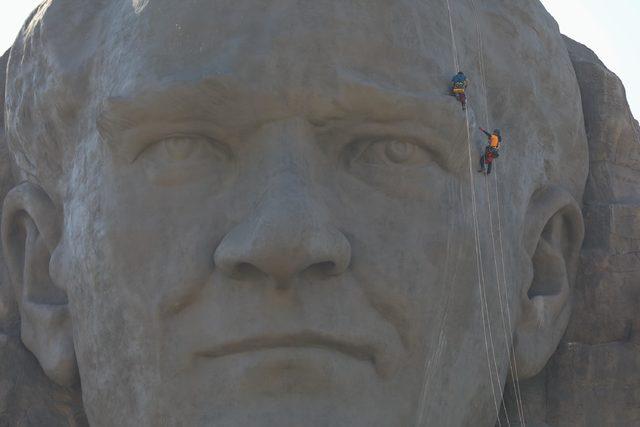 Atatürk maskı profesyonel dağcılar tarafından temizlendi