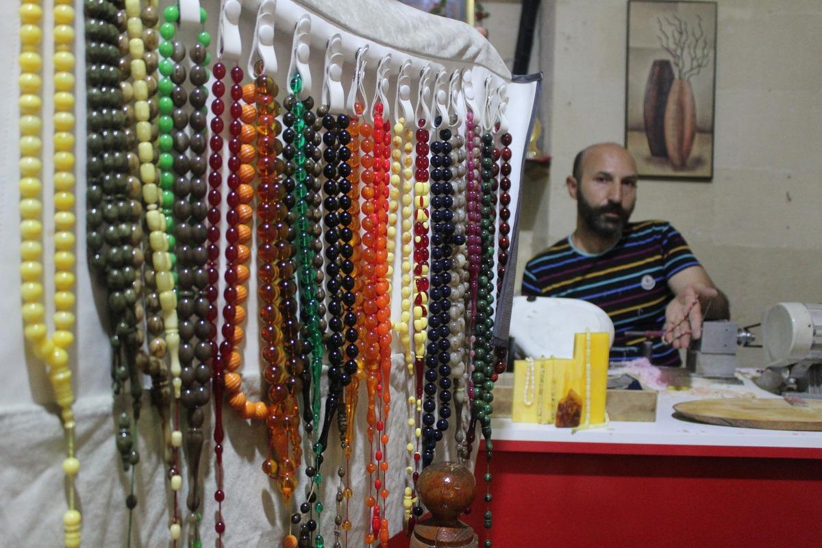 Tespihlerin fiyatları bin lira ile 100 bin lira arasında değişiyor 