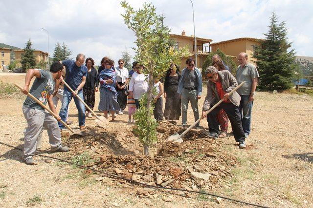 Bakan Yardımcısı Dursun’un adı sanatçıların köyündeki çınarlıkta yaşatılacak