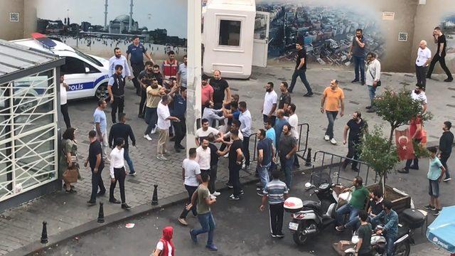 Taksim'de yabancı uyruklu iki grubun kavgası kamerada
