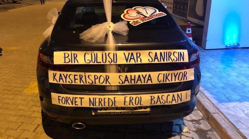 Kayserispor taraftarı forvet taleplerini düğün arabasına yazdı