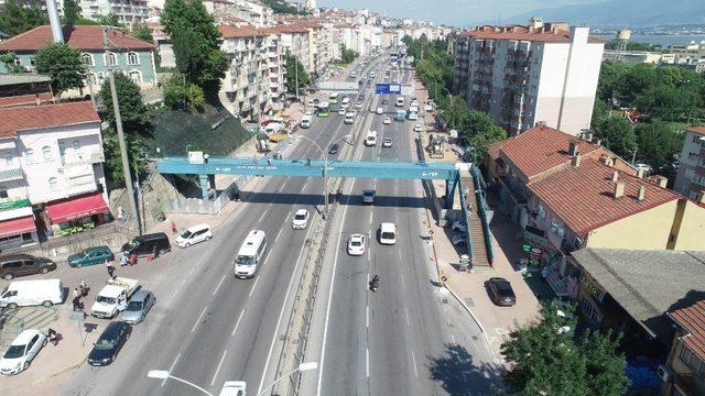 Metal korkuluklar turkuaz ve beyaza boyandı