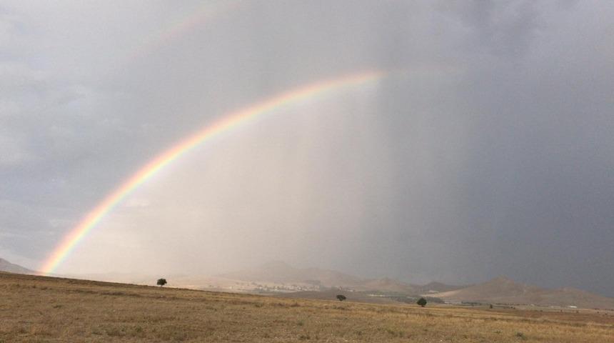 Sivrihisar&rsquo;da yağmur sonrası oluşan g&ouml;kkuşağı b&uuml;y&uuml;ledi