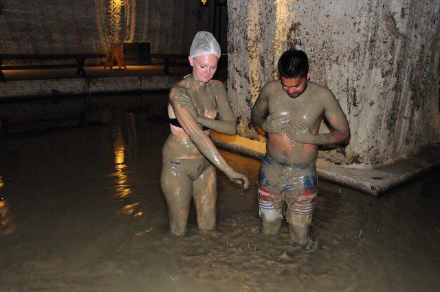 Kapadokya'da mağarada çamur banyosu