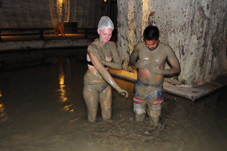 Kapadokya'da mağarada çamur banyosu