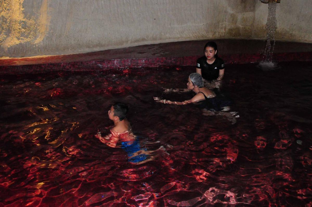 Kapadokya'da mağarada &ccedil;amur banyosu  