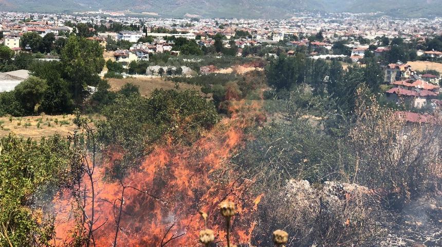 Fethiye’de makilik alanda yangın