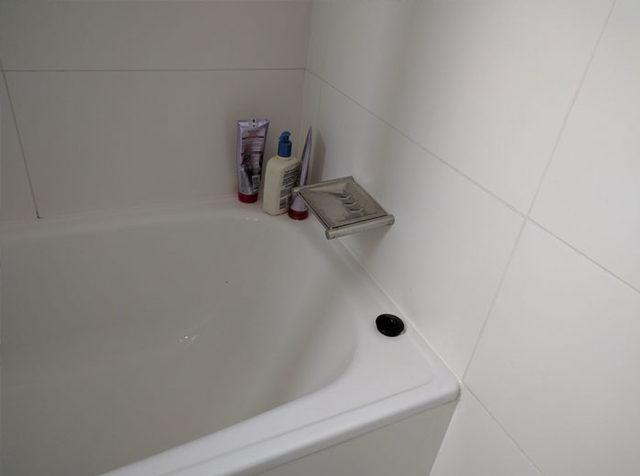 crappy-shower-bathtub-designs-16-5d5bab00ece86__700