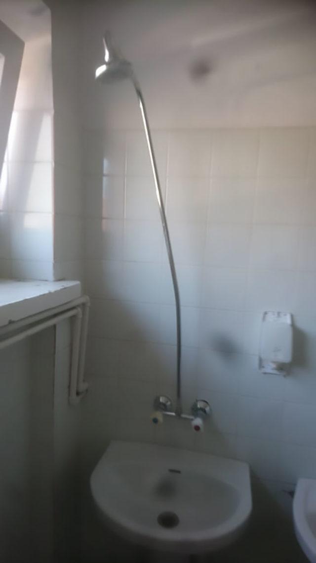 crappy-shower-bathtub-designs-46-5d5be1927df88__700