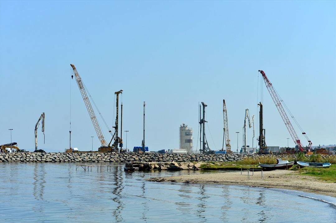  'Simgelerin k&ouml;pr&uuml;s&uuml;'nde kule blokları y&uuml;kseliyor