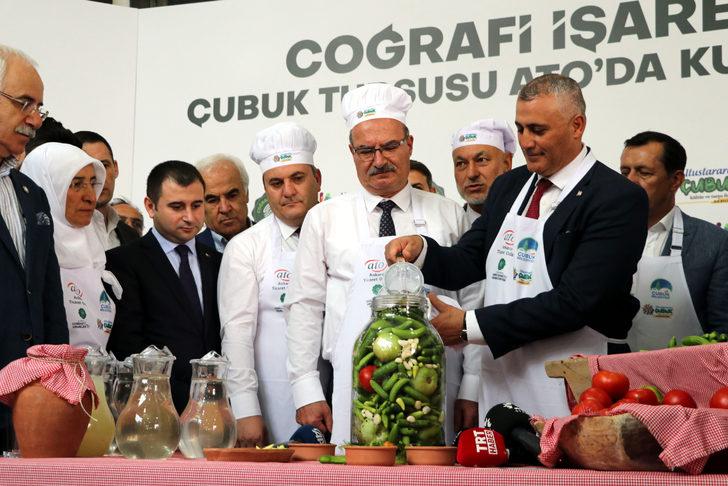 KKTC Maliye Bakanı Amcaoğlu, mutfak önlüğü giyip turşu kurdu