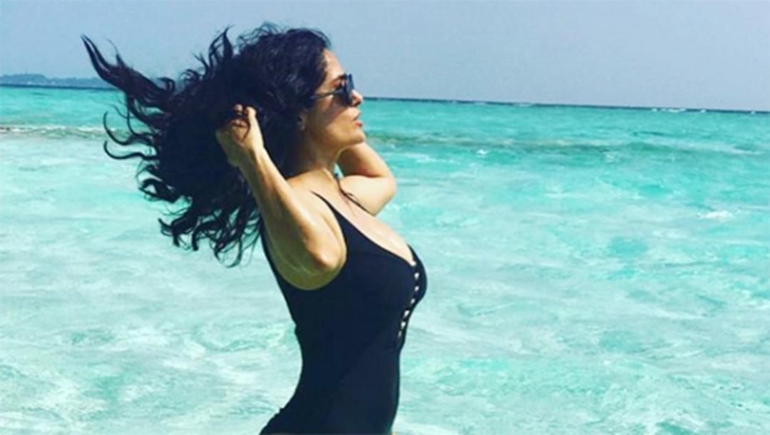 Salma Hayek, kendini dalgaların kucağına bıraktı