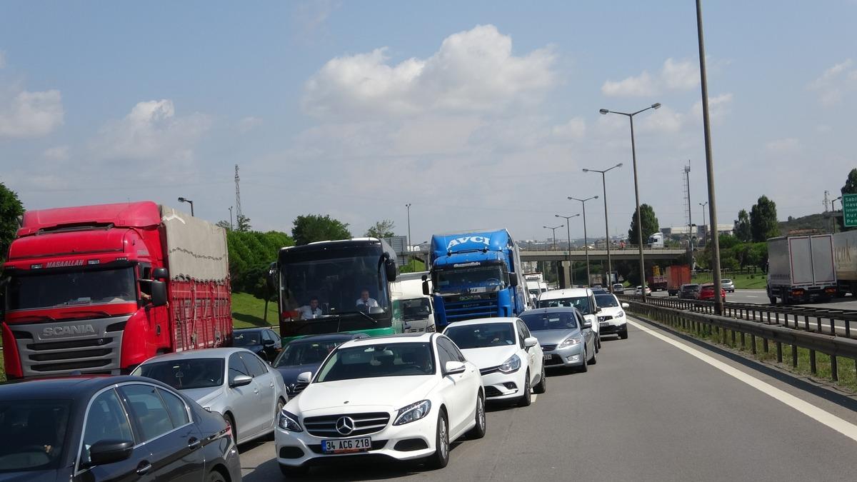 İstanbul'da zincirleme trafik kazası! Trafik kilit