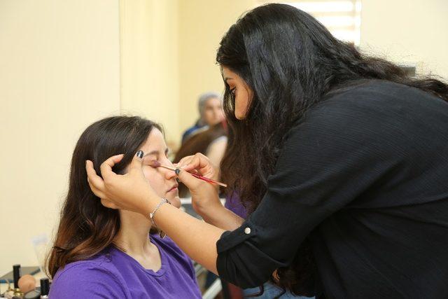 Bağcılar’da kadınlara cilt bakımı ve makyaj kursu