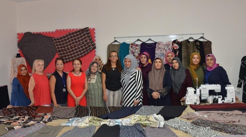 Diktikleri kıyafetleri g&ouml;r&uuml;c&uuml;ye &ccedil;ıkardılar