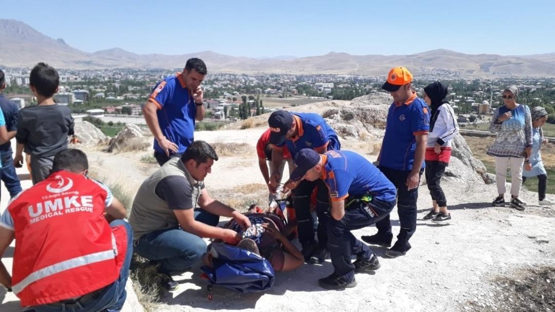 Van Kalesi&rsquo;nde mahsur kalan vatandaş kurtarıldı