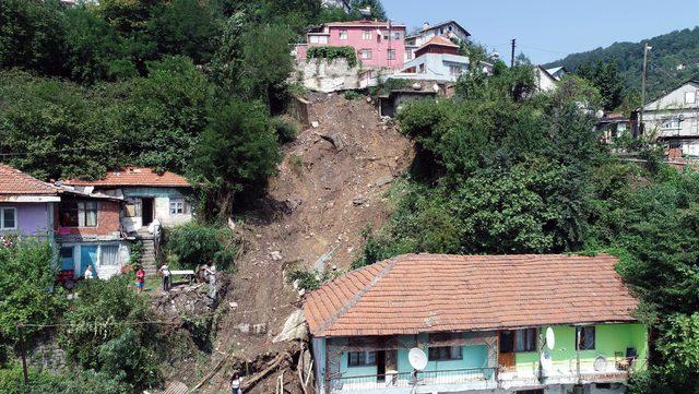 Zonguldak'taki heyelanda 6 ev çöktü, 20 kişi evsiz kaldı