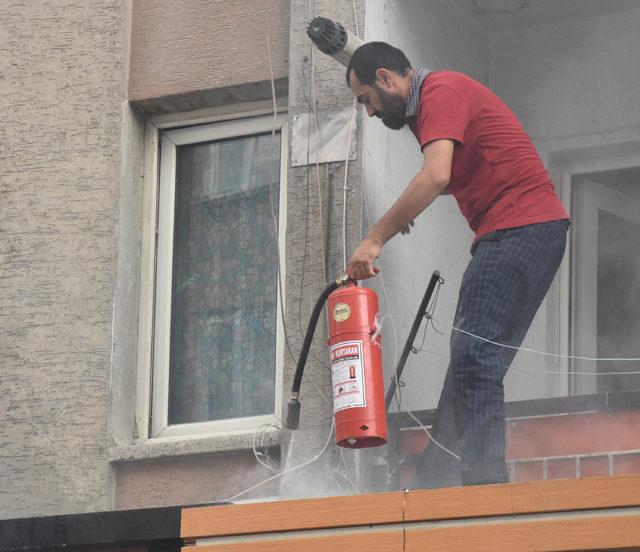 Lokanta bacasında çıkan yangını ilgiyle izlediler