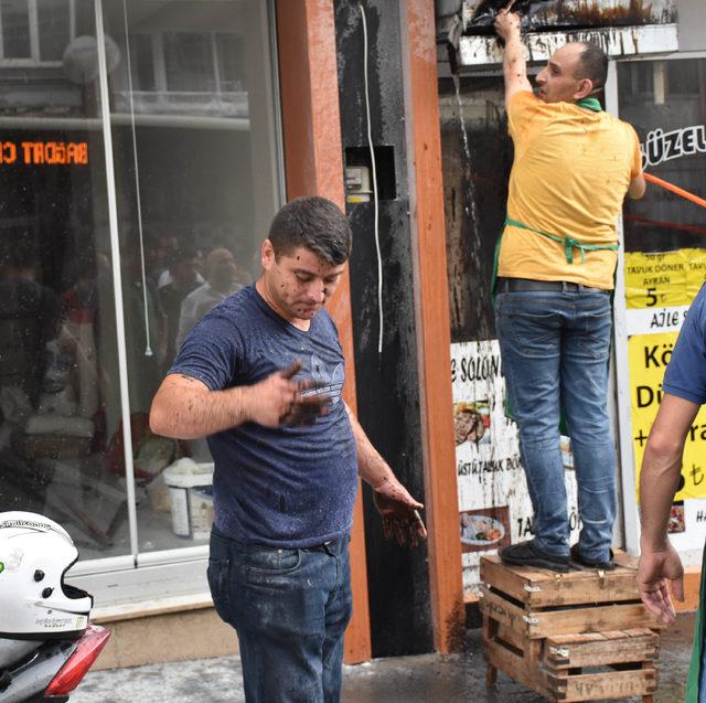 Lokanta bacasında çıkan yangını ilgiyle izlediler