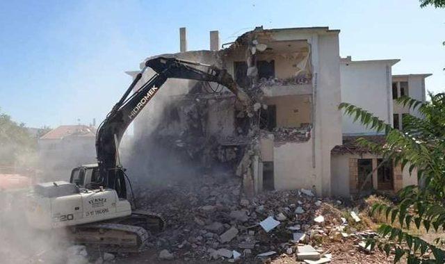 Gülşehir’de deprem dayanıklılık testini geçemeyen motel binası yıkıldı