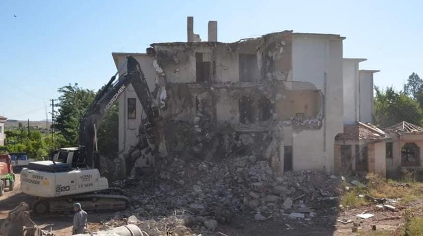 Gülşehir’de deprem dayanıklılık testini geçemeyen motel binası yıkıldı